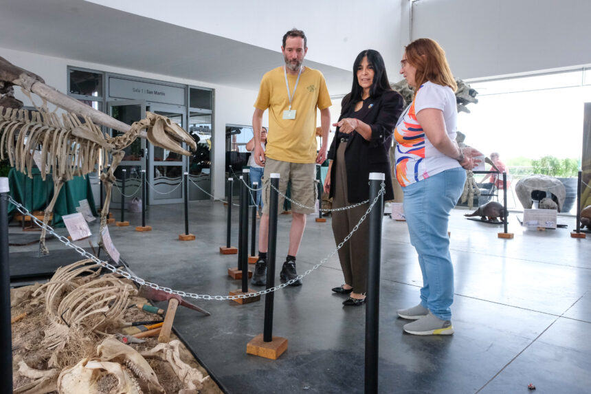 La vicegobernadora Aluani visitó el XIII Congreso de la Asociación Paleontológica Argentina